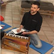 Offro lezioni individuali e di gruppo di Hatha Yoga. Ho un'esperienza di 25 anni iniziata in India e proseguita in Italia.